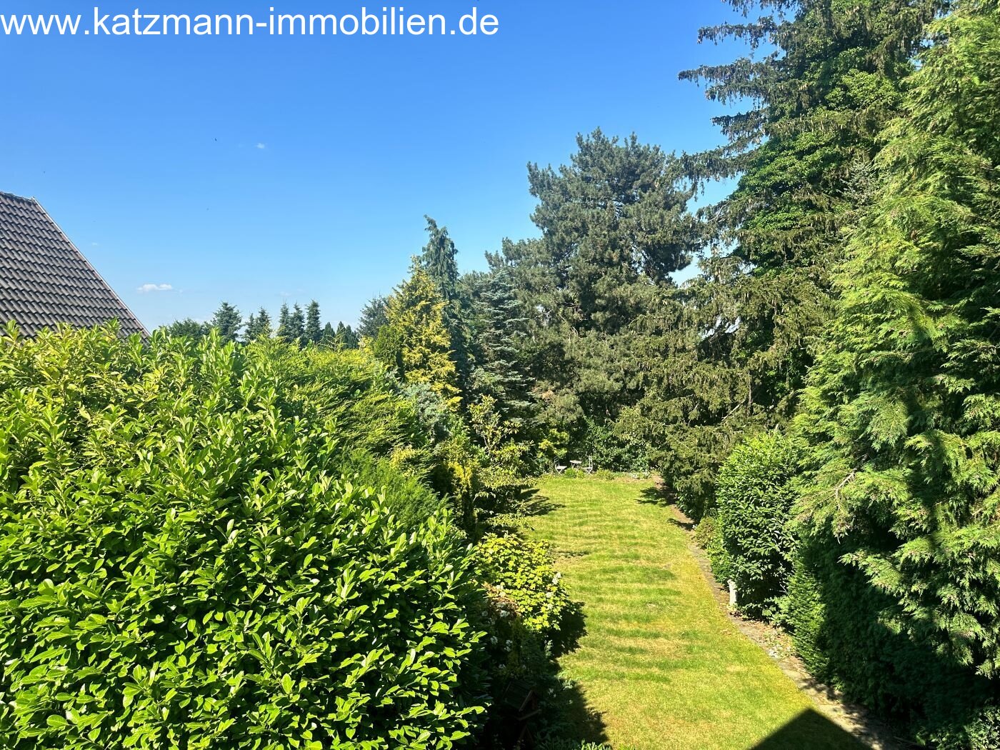 Ausblick vom Kinderzimmer 1 in den Garten