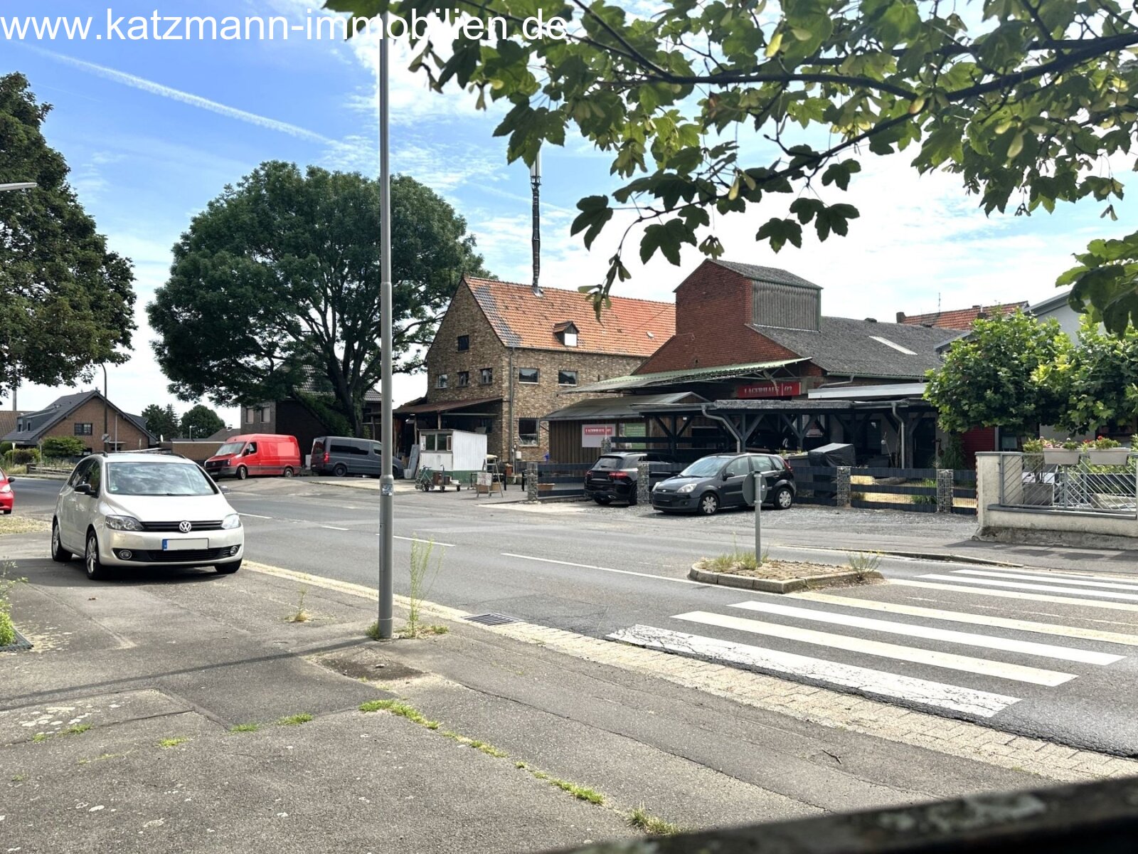 Blick vom Grundstück auf Ortsdurchfahrtsstraße