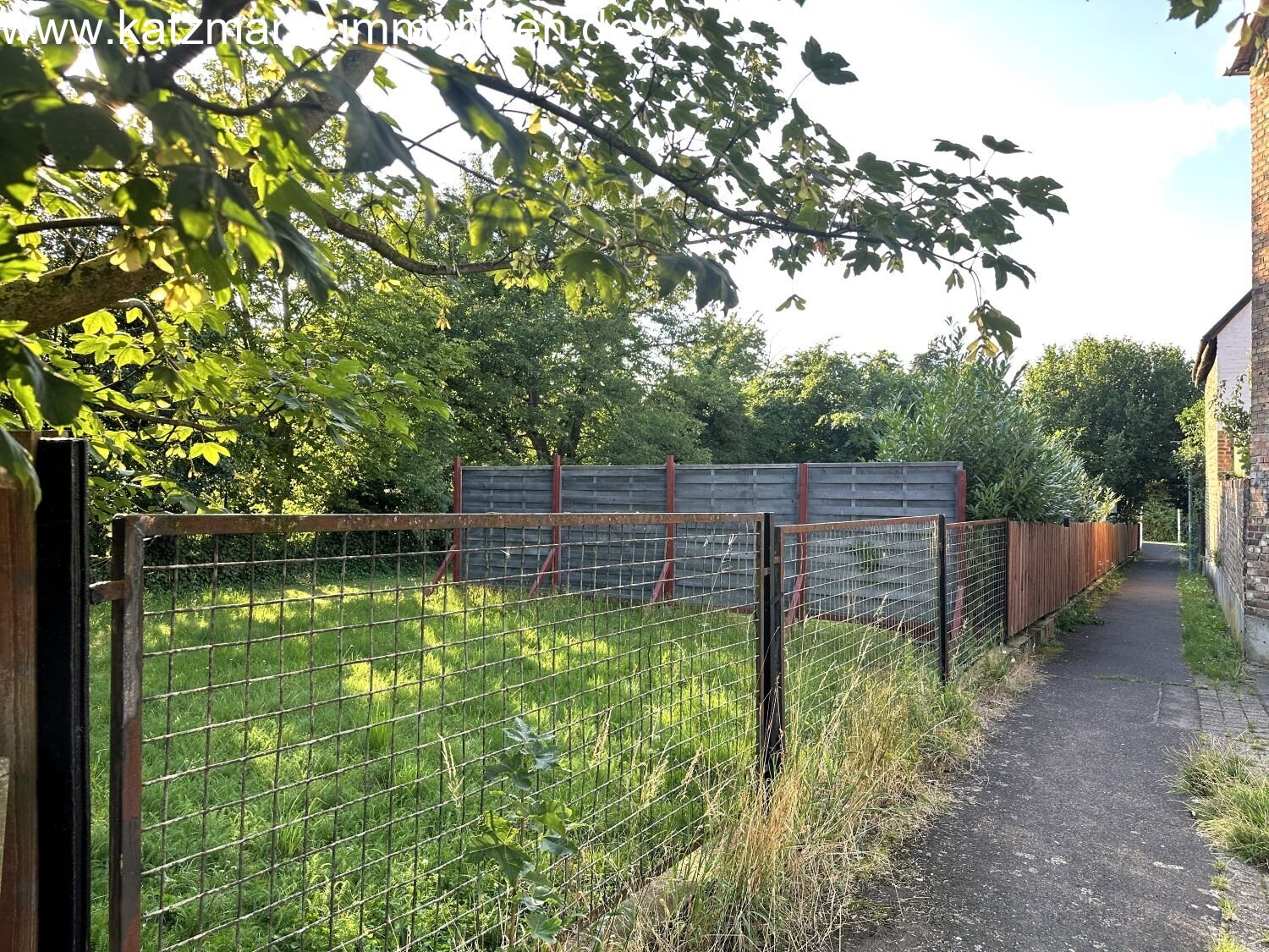 Blick von der Straße in den Fußgängerweg