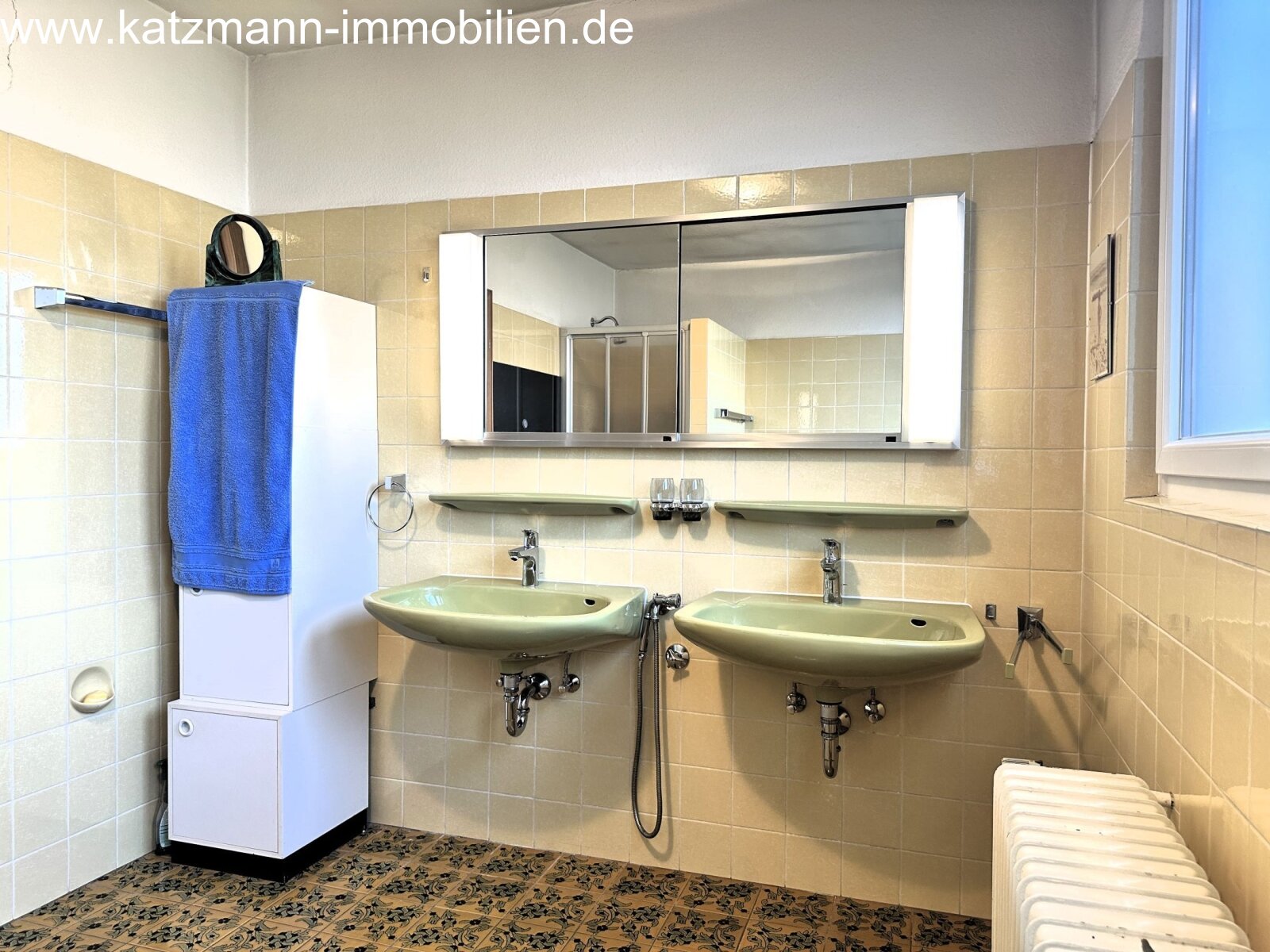 Badezimmer mit Doppelwaschbecken