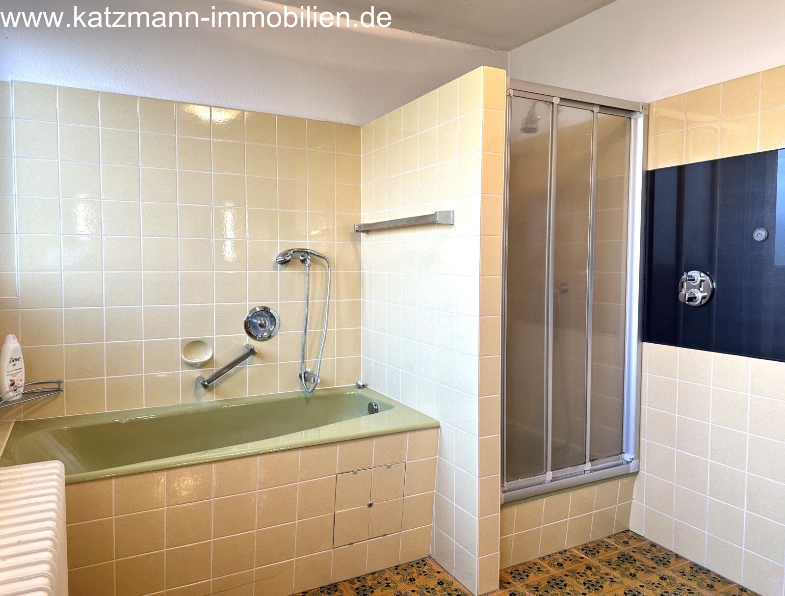 Badezimmer mit Dusche und Badewanne