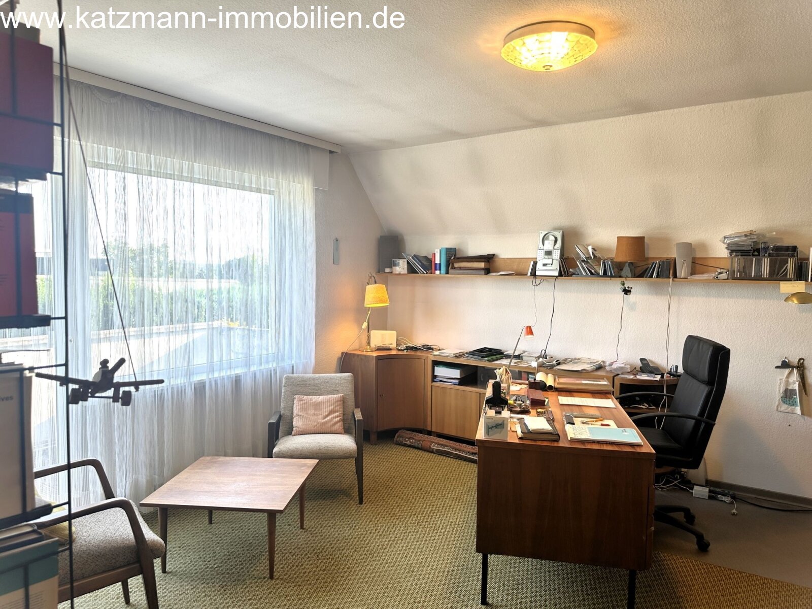 Büro mit Zugang zum Balkon