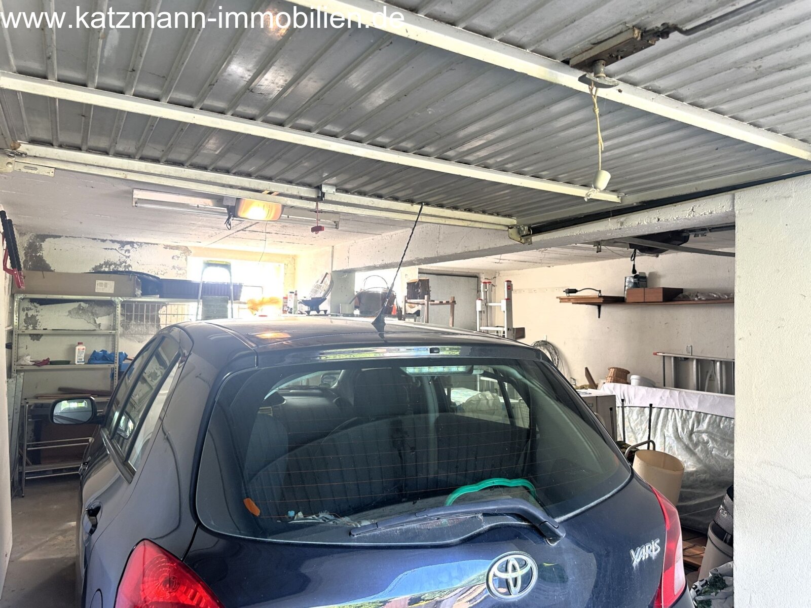 Garage mit elektrischen Schwingtor