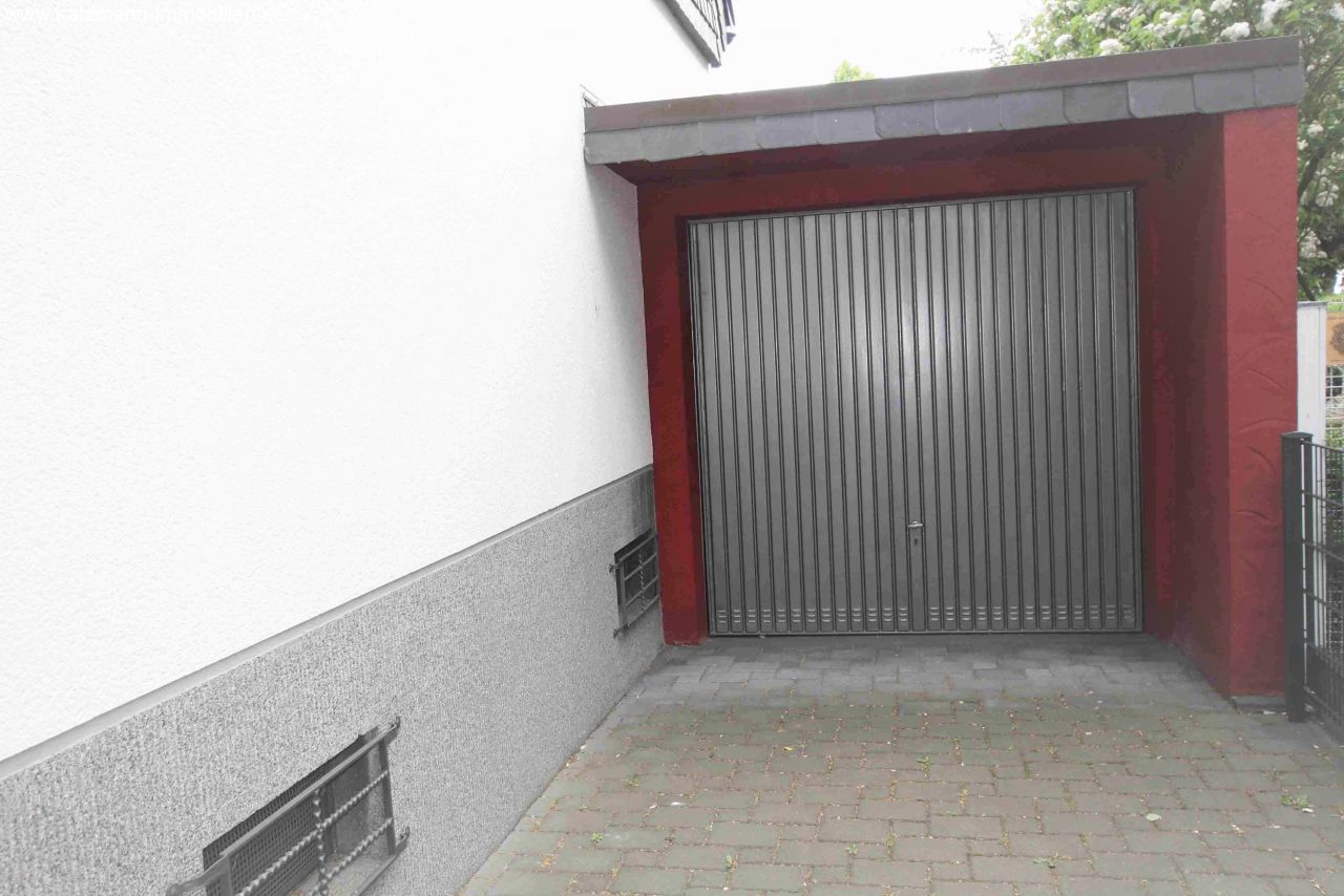 Garage mit Tür zum Garten