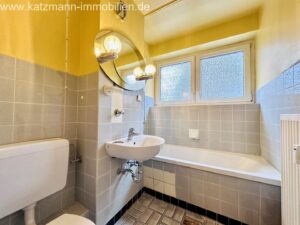 Bad mit Wanne u. Fenster