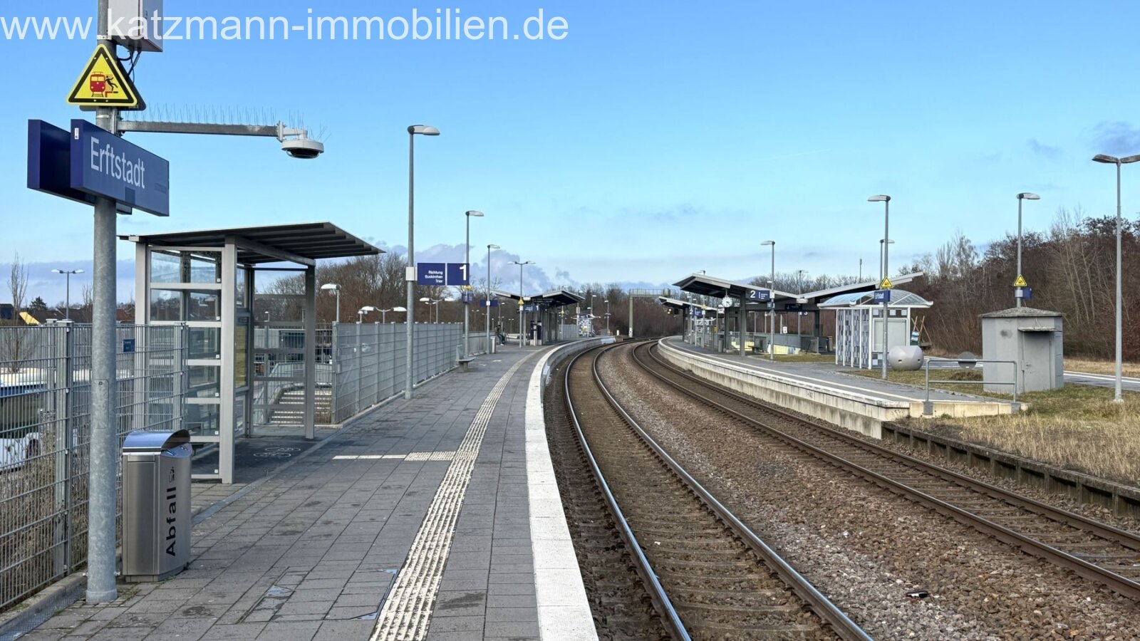 Bahnhof (nach Köln (ca. 20 Min)