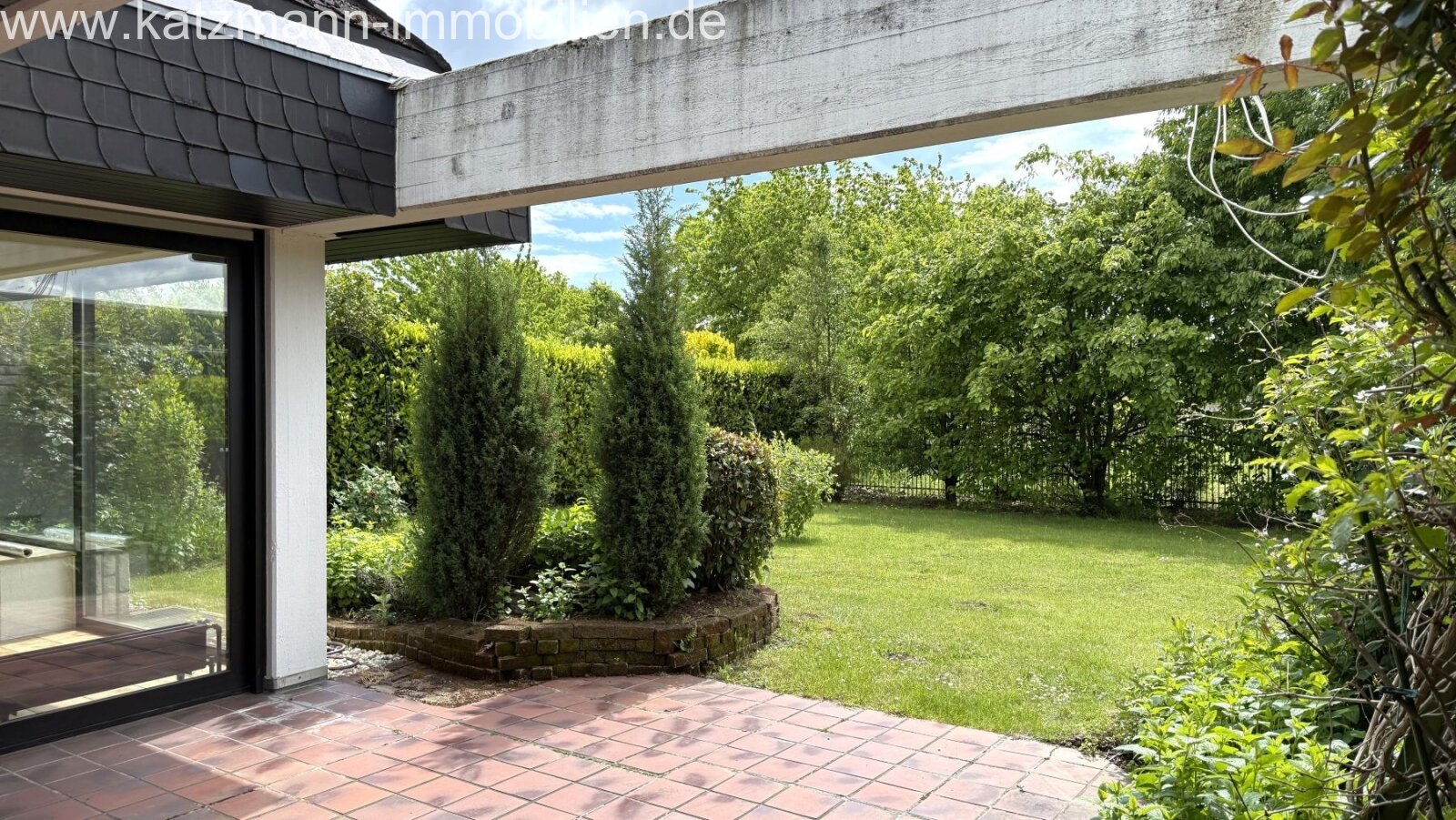 Blick von der Terrasse (ca. 20,40 m² groß)