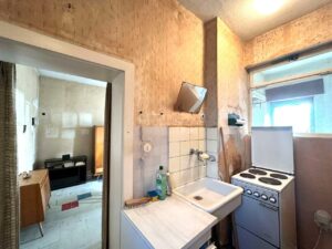 Küchenzeile hinter Wohnzimmer