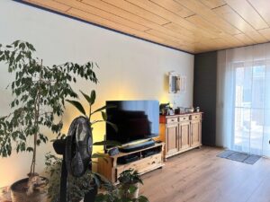 Wohnbereich mit Zugang zur Terrasse