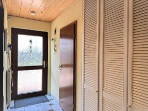 Eingangsdiele Blick auf Garderobe und Gäste-WC