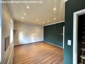 Schlafzimmer mit Zugang zum DG
