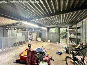 Doppelgarage mit Tür zum Garten