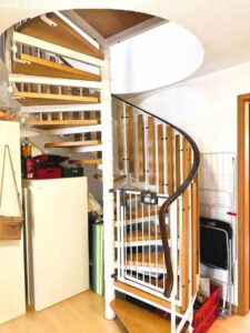 Wendeltreppe zur oberen Ebene