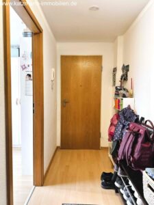 Flur 1 mit Blick zur Wohnungstür