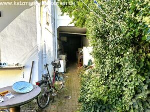 Blick auf die Toreinfahrt (vom Biergarten aus)