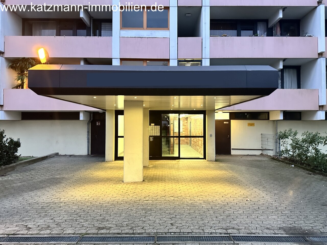 Hauseingangsbereich Nacht
