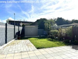 Garten mit Edelstahlgartenhaus (Boden gepflastert)