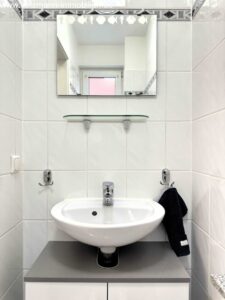 Modernes Gäste-WC (mit Fenster)