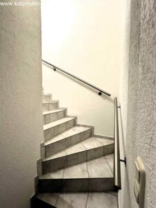 Treppe zum DG (ebenfalls Edelstahl-Handlauf)