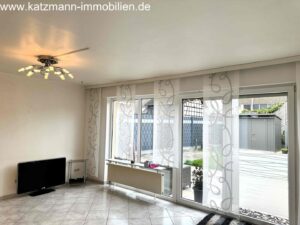 Wohnzimmer mit Blick in den Garten