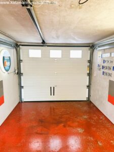 Garage mit elektrischem Sektionaltor