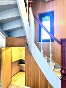 Eingangsdiele (Stauraum unter der Treppe)