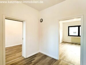 Esszimmer (Blick in Wohn- und Schlafzimmer)