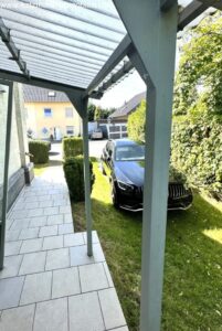 Blick auf den PKW-Stellplatz