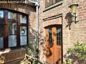Hauseingang mit historischer Laterne