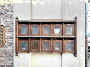 Historische Briefkastenanlage