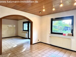 Esszimmer mit Blick ins Wohnzimmer (EG)