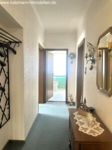Flur 2 mit Blick ins Badezimmer