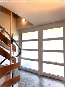 Eingangsbereich mit Treppe zum DG