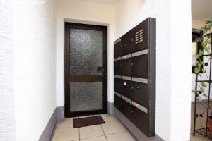 Hauseingang mit Klingel- und Briefkastenanlage
