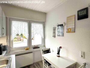 _ Küche mit Esstisch