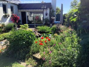 Gartenansicht von der Einfahrt