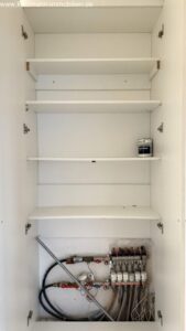 Einbauschrank im Flur (mit Fußbodenheizungsvert.)