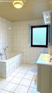 Bad mit Wanne und Fenster