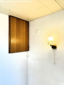 Klappe zum Stauraum im Jugendzimmer/Büro