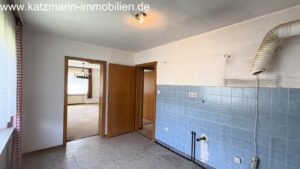 Küche mit Blick ins Wohnzimmer/in den Flur