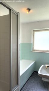 Bad mit Dusche u. Badewanne