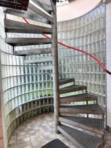 Wendeltreppe zur Loggia (Katzenklappe inklusive)