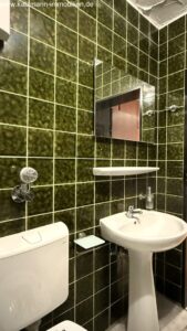 WC mit praktischer Ausstattung