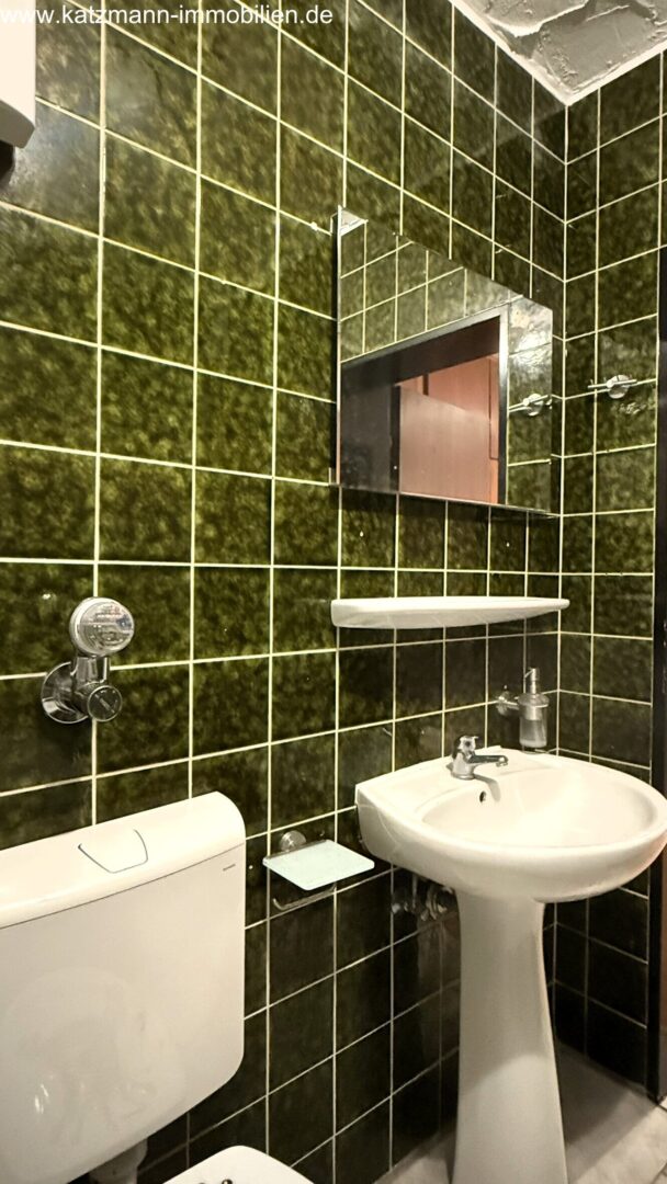 WC mit praktischer Ausstattung