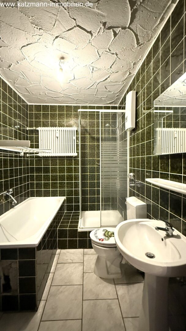 Badezimmer mit Badewanne und Dusche