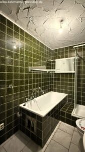 Gepflegtes Retro-Badezimmer