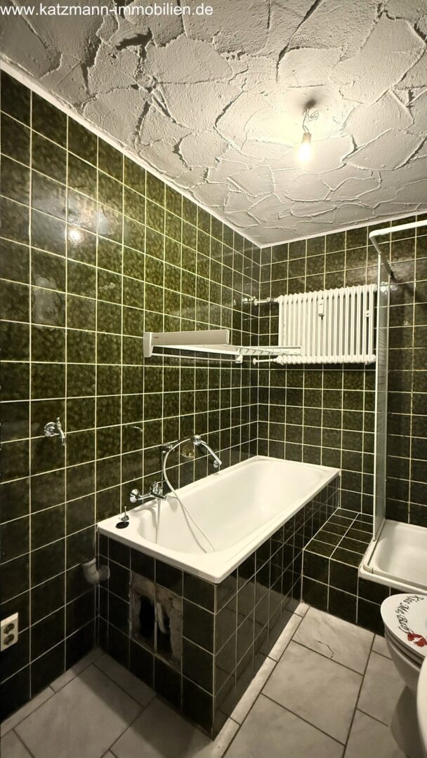 Gepflegtes Retro-Badezimmer