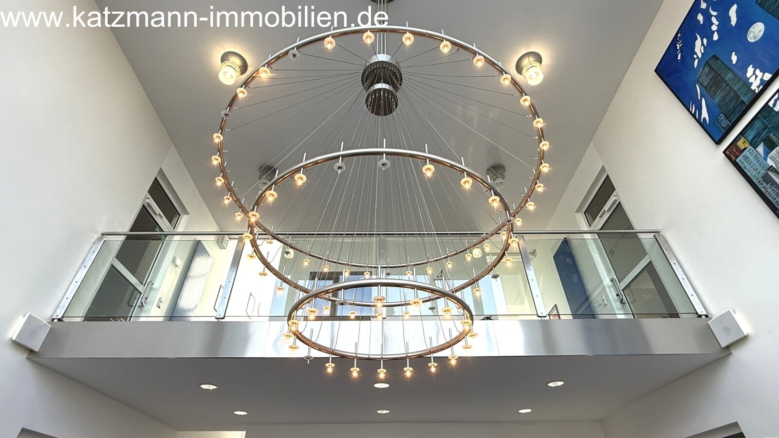 Moderne Einganghalle mit Blick auf Foyer