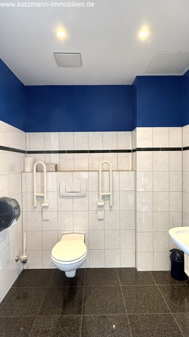 Behinderten-WC (barrierefrei, in der Eingangshalle)