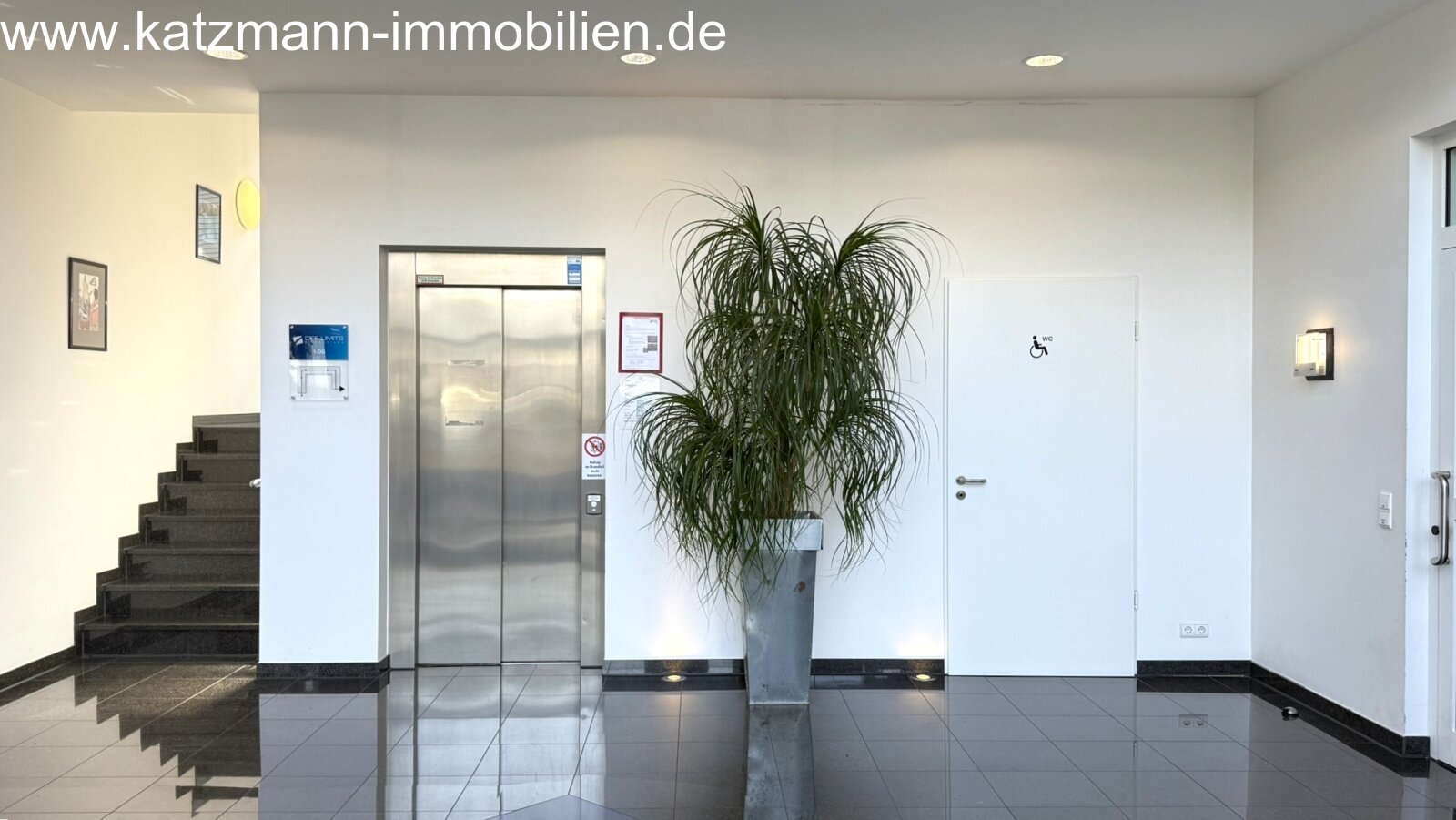 Eingangshalle - Aufzug / Behinderten-WC
